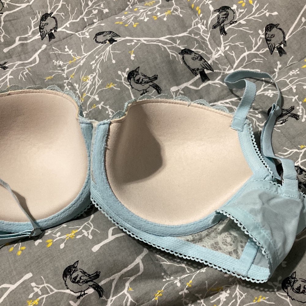 Light blue lace bra. - Picture 2 of 4